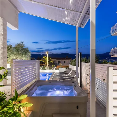 Attractive In Slatine Apartment Trogir